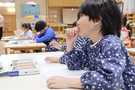 何を描くかお友達と話したり、考えたりしてから制作スタートです