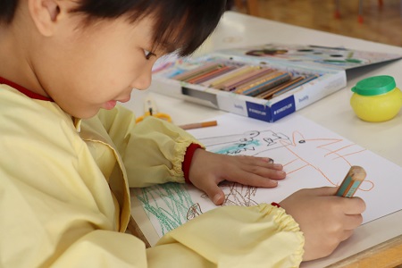 描き始めるとみんな夢中で自分たちの見たい世界を描いていました