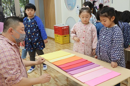 続いて窓枠作り。 好きな色の画用紙を選びます