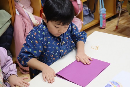 まずは2つ折りにして…