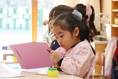 引いた線に沿ってはさみでカット