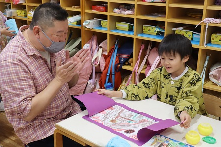 窓枠の画用紙と貼り合わせて完成！