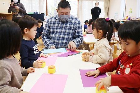 好きな色の画用紙１枚選んで…