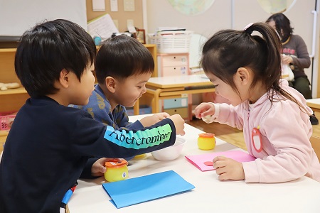 顔のパーツになりそうな面白い形の画用紙を選んで…