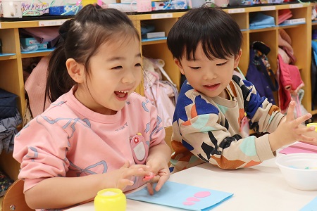 お友達と話しながら楽しそうに顔を作っていました