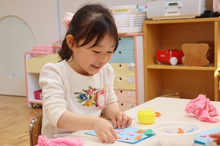 黒と白のシールをもらって好きなところに貼り