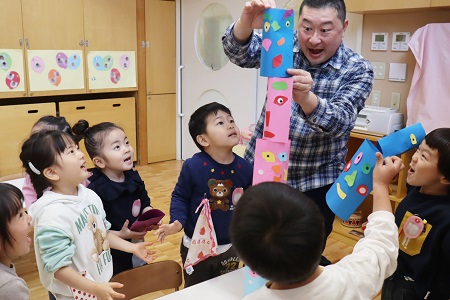 みんなの作品を高く積み上げて遊びました