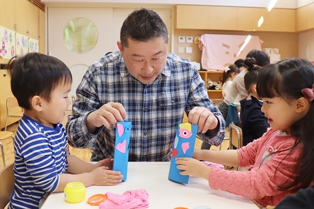 完成した顔を見合わせて「こんにちは！」