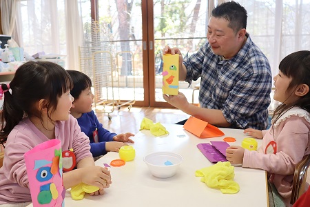 画用紙の端を重ね合わせて立体的にします