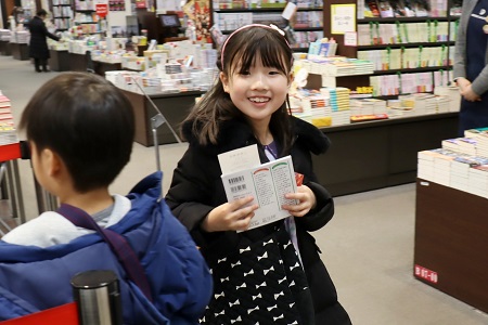 絵本を手にして笑顔がこぼれます