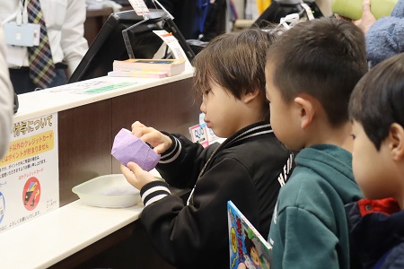 代金をトレーに入れて渡します