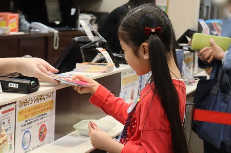 店員さんに本を渡して…