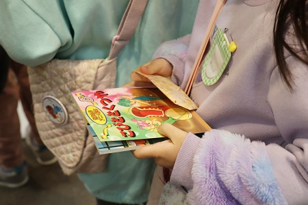 絵本とお財布を握りしめてレジへ