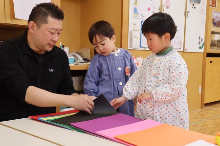 好きな色の画用紙を選びます