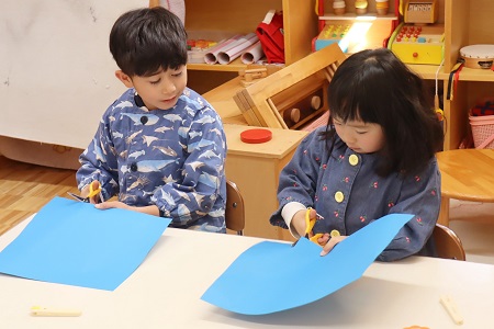 さっそく色画用紙切っていきます