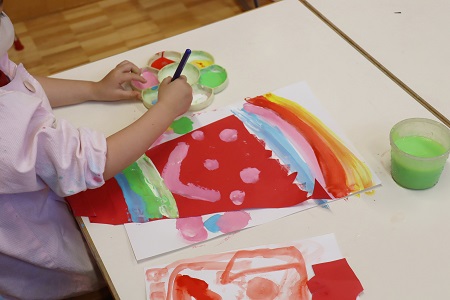 色画用紙の形を活かした作品も