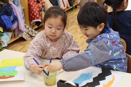 最後に絵の具で色をつけます 水で筆をよく濡らしてからスタート