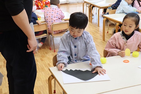 どこにのりを付けたら良いか考えながら貼っていきます