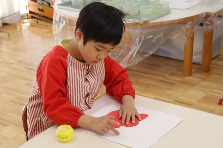 切った色画用紙を白い画用紙に貼り付けます