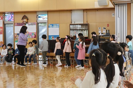 拍手で迎えられて年長組が入場