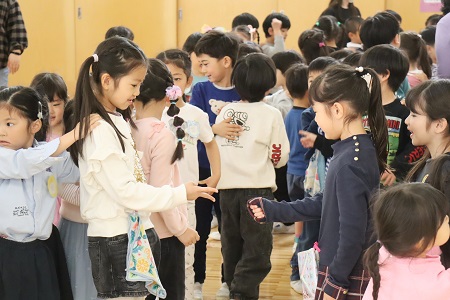 ゲーム「機関車と客車」 先頭の機関車どうしがじゃんけんをして、負けたほうが勝った列の後ろへ