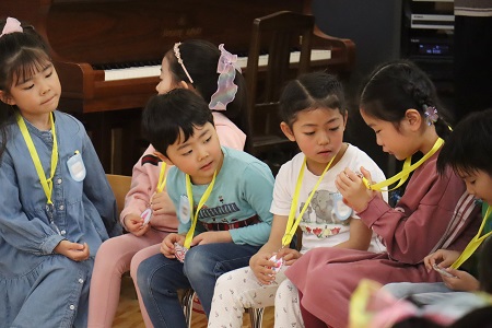 年中組から年長組へキーホルダーをプレゼント。どんな絵が描いてあるかな？