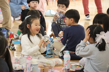 最後に、園児全員で一緒にお弁当を食べて楽しい時間を過ごしました