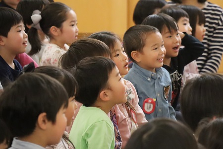 教師によるマジックに興味津々の子どもたち