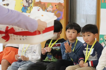 年少組からは、お菓子が入った菓子袋をプレゼント
