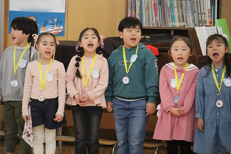 年長組による歌「あしたは　はれる」