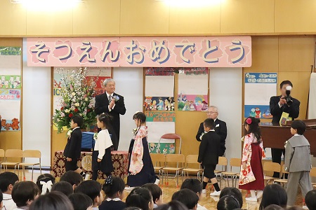 大きな拍手に迎えられ卒園児たちが入場