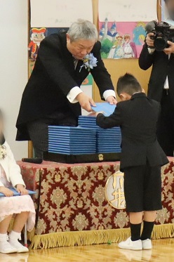 一人ひとり園長先生から卒業証書を受け取りました