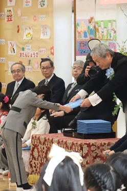 卒園児のみんな、とても格好よく証書を受け取っていました