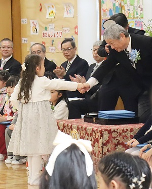 目と目をしっかり合わせて握手