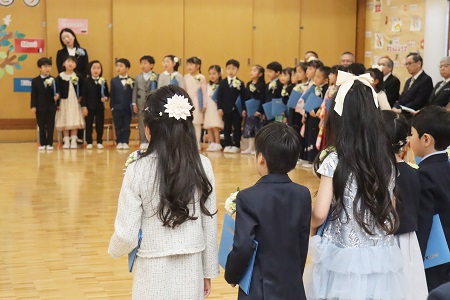 卒園児みんなで「一ねんせいになったら」「さよならぼくたちのようちえん」を歌いました