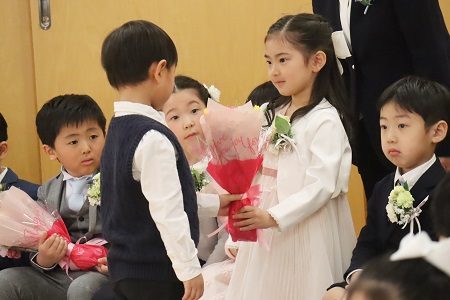 在園児から花束の贈呈