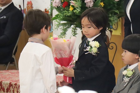 花束を受け取ったあと、力強く握手を交わしていました