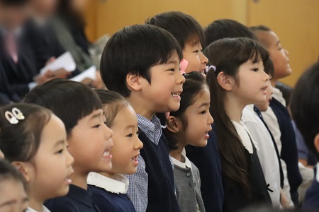 歌「きょうからおともだち」を在園児で歌いました