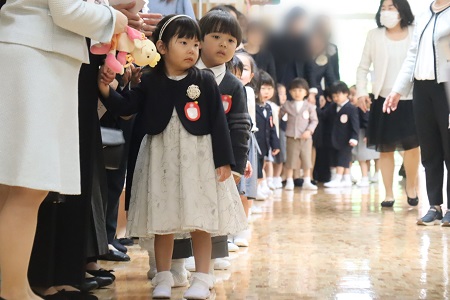 いよいよ入園式会場へ。 たくさんの人が待つ会場を見て少し不安そう