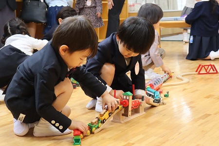 入園式前のひと時。 お友達とおもちゃで遊んだり、本を読んだりして過ごしました