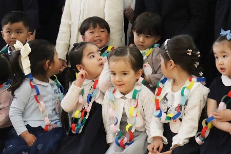 在園児からのプレゼントの首飾りをかけて記念撮影