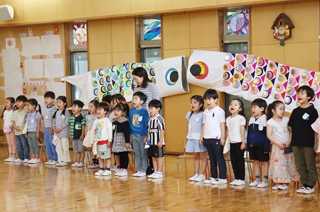 ホールで朝のごあいさつ。ホールには年長組と年中組が共同製作した手作りのこいのぼりが飾られました