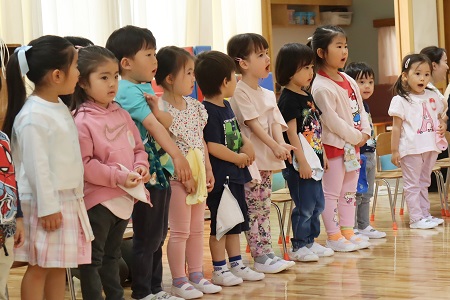 年少組はうた「ぶんぶんぶん」を披露しました