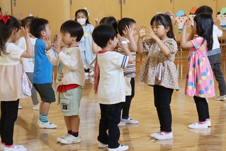 年中組のダンス「ダンスリトルバード」