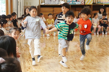 スキップでホールを大きく2周！