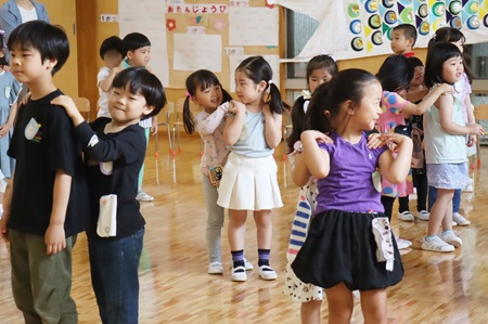 機関車と客車 年中さんが年長さんの後ろについて2人1組でスタートです