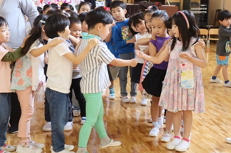 先頭さん同士がじゃんけんして、勝ったほうが列の前へ