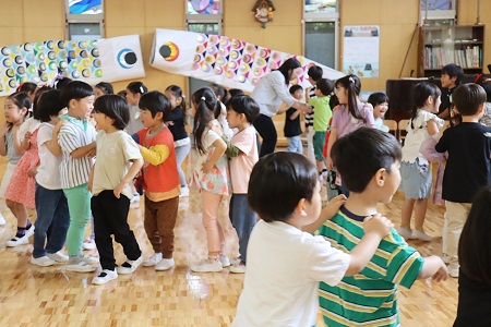 だんだん車両が長くなり、最後は全員で1つの長い機関車に！