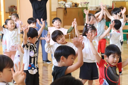 体を大きく使ってたけのこ体操