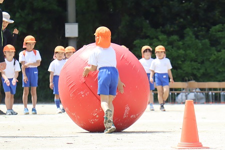 大玉をバトン替わりにチームでリレーしました